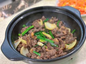 砂锅炖牛肉家常做法_砂锅慢炖牛肉香浓酥烂