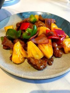 波萝烧牛肉怎么做法_腌牛肉炒菠萝，鲜嫩爽口家常菜