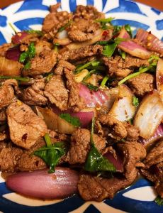 羊肉串怎么炒_选后腿肉，腌对料，快炒出好味！