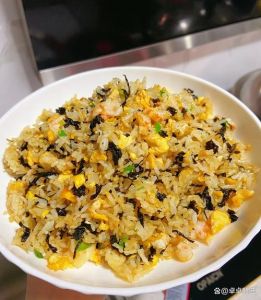 虾仁鸡蛋炒饭家常做法_家常炒饭，剩饭变美味！