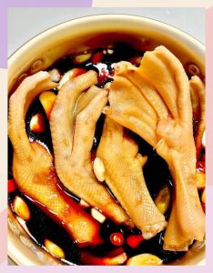 红烧鸭掌的家常做法_葱姜蒜烧鸭掌，鲜香入味好做法