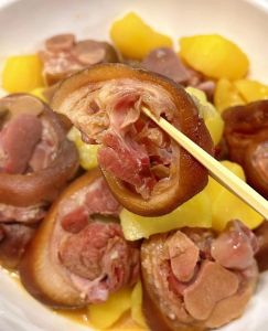 腊肉排骨的家常做法_腊排骨烤红烧酱，调料均匀火候好