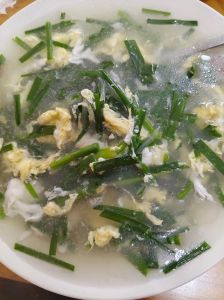 韭黄烧汤的家常做法_排骨或鸡蛋做法，鲜香开胃