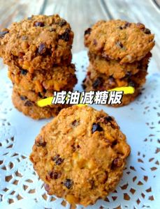 燕麦提子饼干的做法_黄油糖打发加蛋液，燕麦提子烘出香甜味