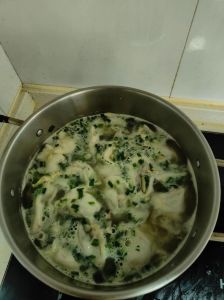 冻饺冻得时间长煮不熟_冷水下锅煮冻饺，防裂熟透不破裂