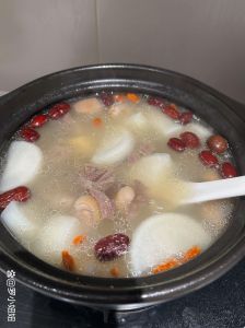 羊肉汤白汤的做法_羊肉汤不膻奶白小窍门