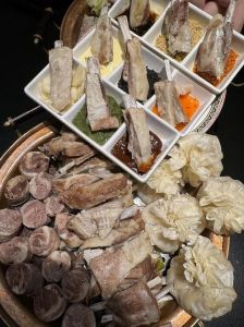 正宗内蒙手把羊肉做法_乌珠穆沁羊手把肉，鲜美暖身，传统与创新风味