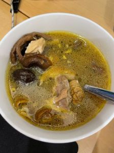 煲整只鸡汤的做法大全_无料酒香料，冷水慢炖更鲜美