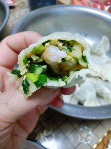 大虾韭菜肉饺子馅的做法_韭菜虾仁饺子，鲜香美味，简单易做！