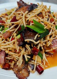 折耳根炒肉家常做法_折耳根炒肉，川渝家常美味！