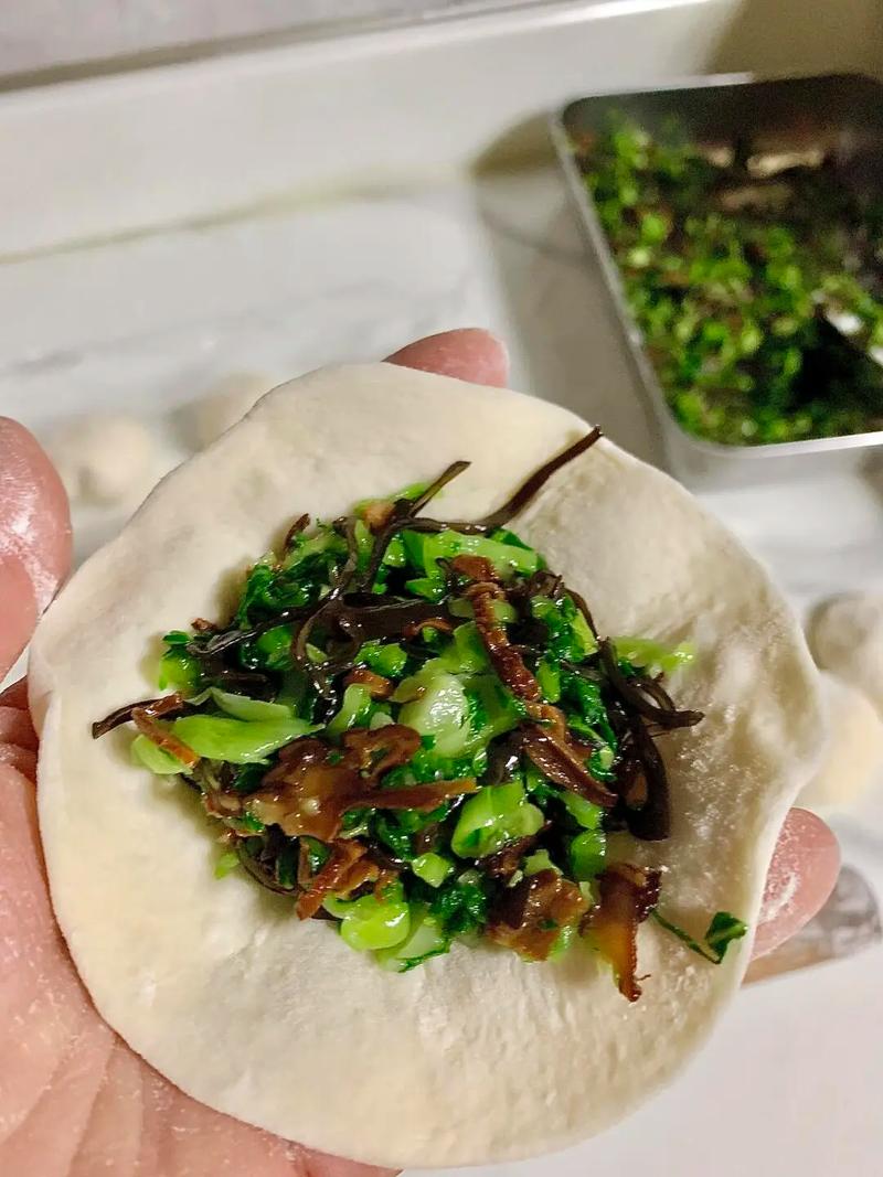 香菇小青菜包子馅的做法_焯水加盐加油冰水锁绿，香菇煸炒至干香，馅料需冷却避免重调味，用油增香保色