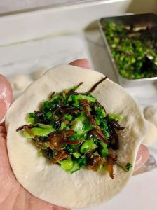香菇小青菜包子馅的做法_焯水加盐加油冰水锁绿，香菇煸炒至干香，馅料需冷却避免重调味，用油增香保色