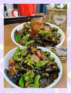 耳子炒肉片的家常做法_蒜蓉银耳炒猪耳，家常美味！