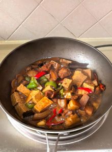 酱烧肉炖豆腐家常做法_酱烧肉炖豆腐，冰糖炒出焦糖色，肥而不腻家常菜