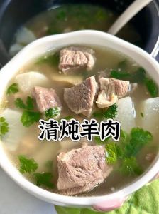 炖羊肉千万不要先焯水_冰水浸泡去血味，面粉按摩除尘埃，温水酒炖更入味