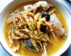 笋干老鸭煲的家常做法_莫干山笋干配老鸭煲，夏日清凉好滋味