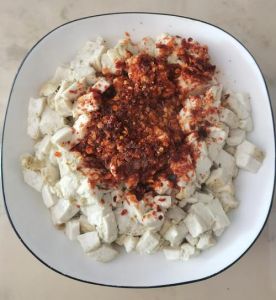 清蒸臭豆腐的家常做法_臭豆腐老嫩有别，清蒸油炸风味各异