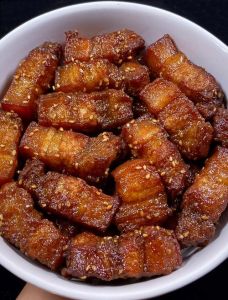 干炸五花肉详细步骤_干炸五花肉，肥瘦相间选对料，酥脆美味易上手