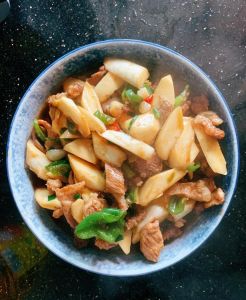 茭白胡萝卜炒肉片的家常做法_肉片炒茭白胡萝卜，简单嫩滑脆爽！