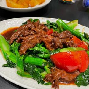 广东芥兰炒牛肉的做法_芥兰炒牛肉，爽脆嫩滑，在家轻松做！