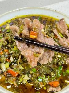 烧椒豆花牛肉的做法_烧椒豆花牛肉，香辣鲜嫩，下饭神器！