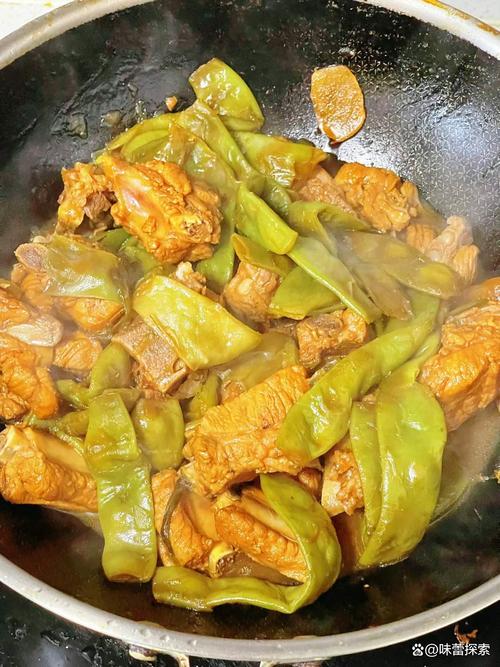 大油豆炖排骨的做法_香辣排骨烧油豆角