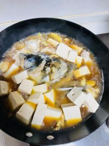 鱼焖豆腐的家常做法_煎鱼焖豆腐，加菜调味，家常美味！