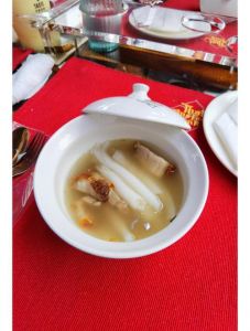 美食文化探秘：女老师的日常与公交车上的美食故事及城市饮食风景解读