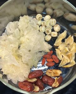 银耳莲子羹的家常做法_简单甜羹，全家共享