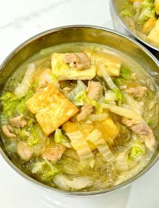 酸白菜猪肉炖粉条的家常做法_酸白菜猪肉炖粉条，家常美味，暖心下饭！