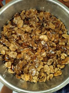 豆瓣酱怎么做老式做法_霉豆泡发，炒香料，加酒盐发酵