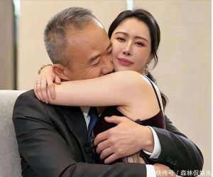解析饺子背后的文化故事——梁家辉与田朴珺坐在地上畅聊家常，感受美食中的情感与岁月