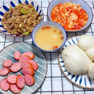小米饭的家常做法_小米饭这样煮才香糯，浸泡比例火候全知道