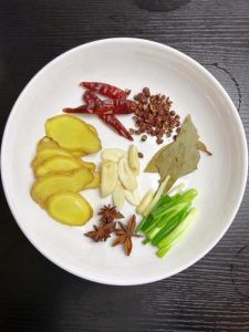 豆瓣酱黄豆酱大料油做法_豆瓣酱黄豆酱风味不同，炒炖有别，黄豆酱制作关键与大料油提升风味