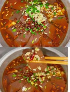 红烧鸭血的家常做法_鸭血切块烫嫩滑，蒜香辣酱增味，韭菜香菜添香