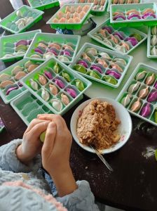 男人抠饺子皮高清视频在线观看，详细讲解传统饺子皮制作手法，让你轻松掌握地道美食技艺