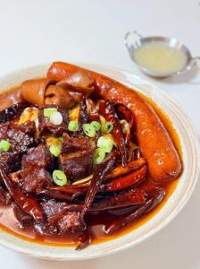 板面卤牛肉的做法_精选食材与秘制香料熬制浓郁风味