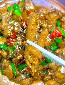 子姜爆炒鸡的家常做法_子姜爆炒鸡，鲜香下饭！