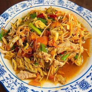 棕包米炒肉的家常做法_棕包米炒菜，去苦涩美味可口