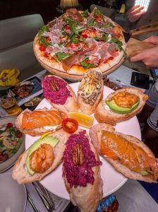 体验星辰影院带来的高清欧美大片美食文化之旅：入口即化的观影氛围与西方经典美食解析