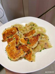 速冻饺子做煎饺多久能熟_控火加料防粘底，速冻饺子怎么煎有讲究！