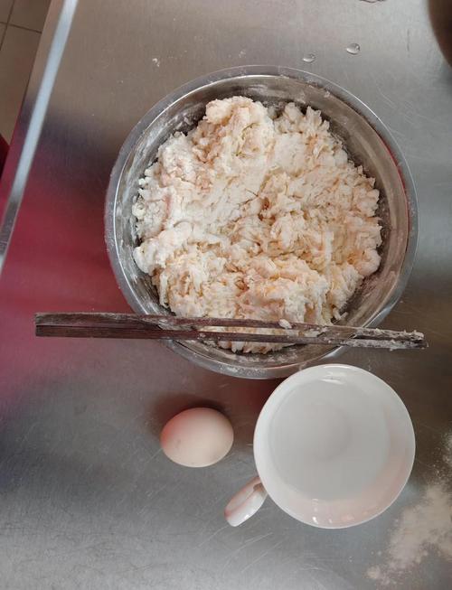18岁的妹妹亲手抠出自制饺子皮详细步骤分享 制作美味饺子皮的食材搭配和传统做法解析