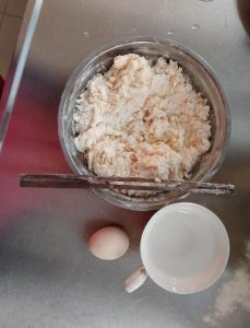 18岁的妹妹亲手抠出自制饺子皮详细步骤分享 制作美味饺子皮的食材搭配和传统做法解析