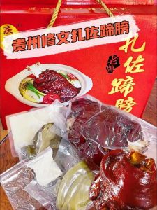 扎佐酸菜蹄膀的做法_蹄髈冷水焯水冲凉煎金黄，卤制软烂配酸菜蒜泥吃