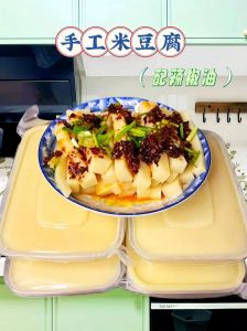 四川米豆腐家常做法_陈米泡透加碱熬米豆腐，凉拌热烫皆美味