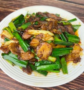 蒜苗回锅肉做法家常_家常蒜苗回锅肉，下饭又卫生