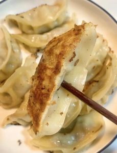 速冻煎饺的家常做法_煎饺直接下锅，酥脆好方法