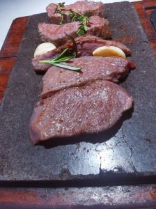 牛排低温慢烤多久7分熟_低温慢烤牛排，锁住原味更嫩滑