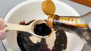 甜面酱反复反复锅里熬行吗_甜面酱熬制技巧，加糖香油蒸制口感佳