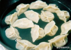 冷冻饺子冷水下锅吗_温水煮冻饺，皮薄馅全香